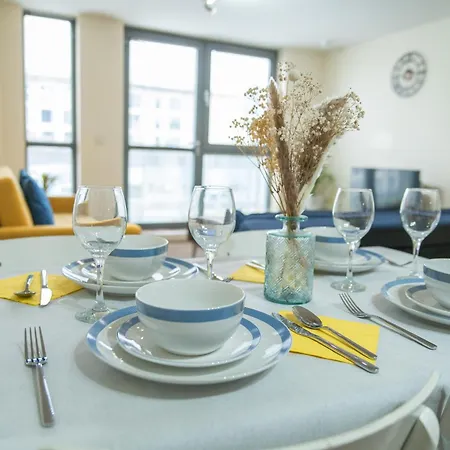 In Our Stylish Flat! & Secure Building & Sleeps Up To 4