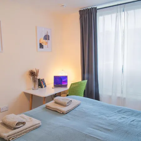 In Our Stylish Flat! & Secure Building & Sleeps Up To 4 *
