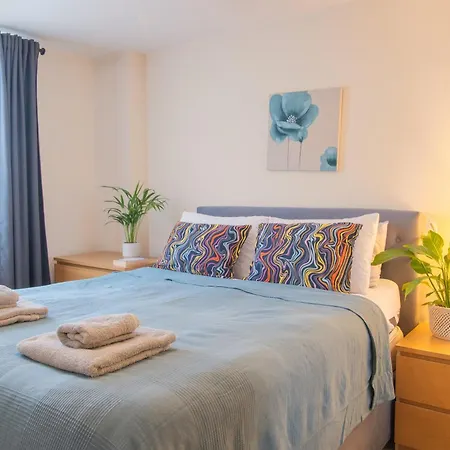 In Our Stylish Flat! & Secure Building & Sleeps Up To 4 * Birmingham