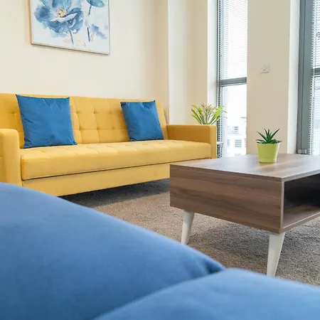 In Our Stylish Flat! & Secure Building & Sleeps Up To 4 *