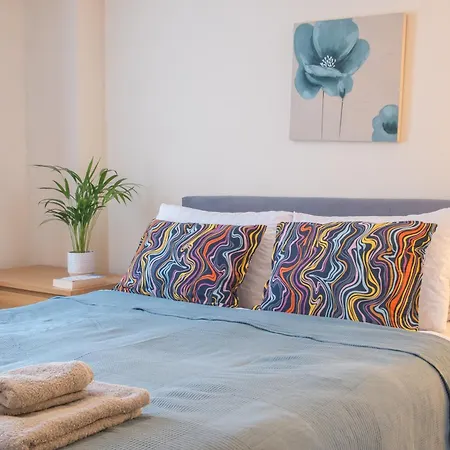In Our Stylish Flat! & Secure Building & Sleeps Up To 4 Apartament