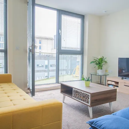 In Our Stylish Flat! & Secure Building & Sleeps Up To 4
