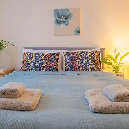Apartament In Our Stylish Flat! & Secure Building & Sleeps Up To 4 *